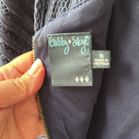 Gabby Skye Navy Sleeveless Sheath Dress. Size 6 - Picture 7 of 7